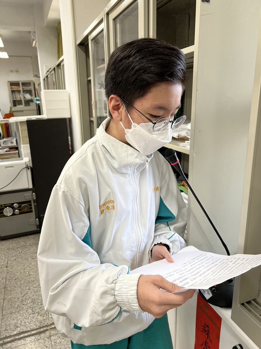 908班許東揚同學用閩南語介紹本校台灣母語日，並播放閩語金曲與全校同學分享。圖片